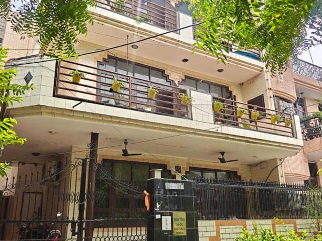 Resale | 3 BHK + 162 Sq.Mt. Independent House in Sector 22