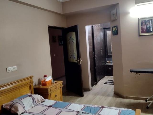 Resale | 3 BHK + 162 Sq.Mt. Independent House in Sector 33