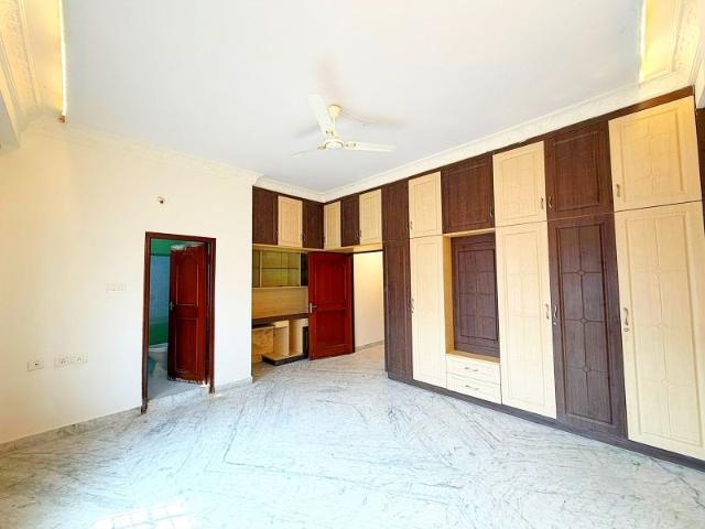 Resale | 3 BHK 1750 Sq.Ft. Apartment in Manikonda