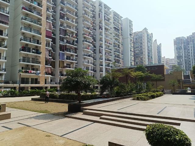Resale | 3 BHK 1700 Sq.Ft. Apartment in Panchsheel Wellington