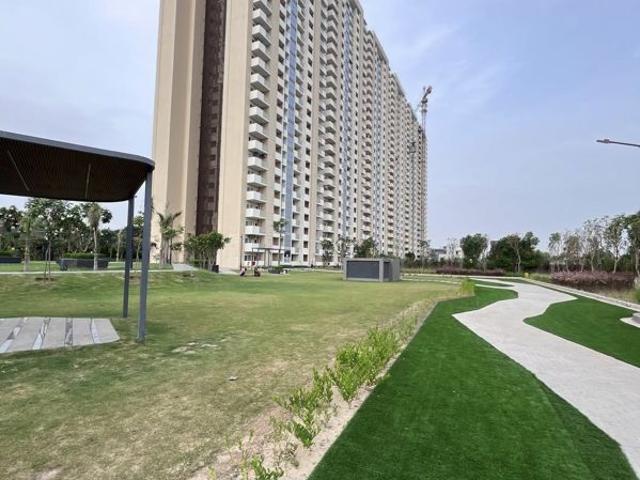 Resale | 3 BHK 1704 Sq.Ft. Apartment in Tulip Yellow