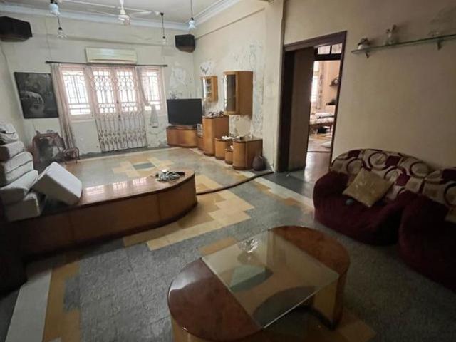 Resale | 3 BHK + 1800 Sq.Ft. Apartment in Colaba