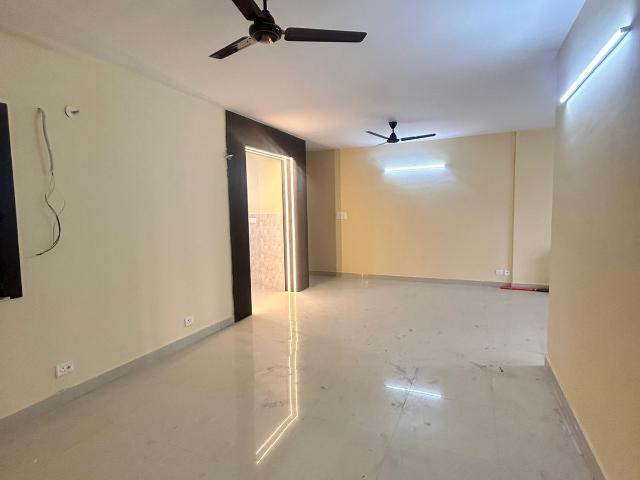 Resale | 3 BHK 1800 Sq.Ft. Apartment in Golf View Condos Apartmen
