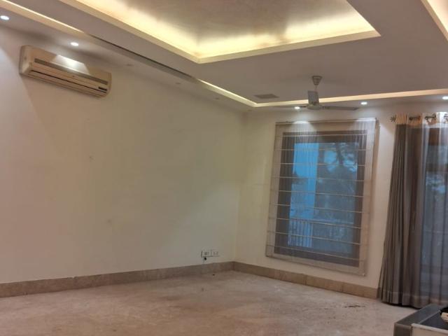 Resale | 3 BHK 1800 Sq.Ft. Apartment in Shivalik Colony