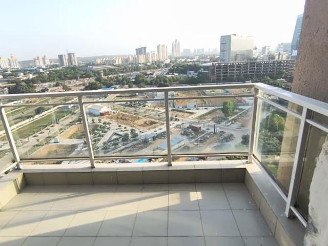 Resale | 3 BHK + 1900 Sq.Ft. Apartment in Emaar Palm Gardens