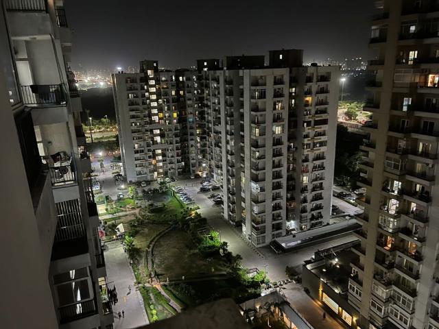 Resale | 3 BHK + 1900 Sq.Ft. Apartment in Mahagun Moderne