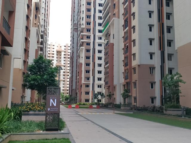 Resale | 3 BHK + 1910 Sq.Ft. Apartment in Aparna Sarovar Zicon