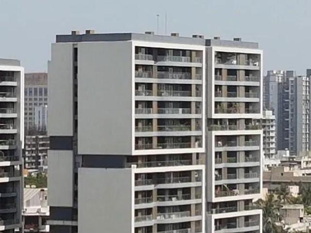 Resale | 3 BHK 2000 Sq.Ft. Apartment in Rustomjee Elita
