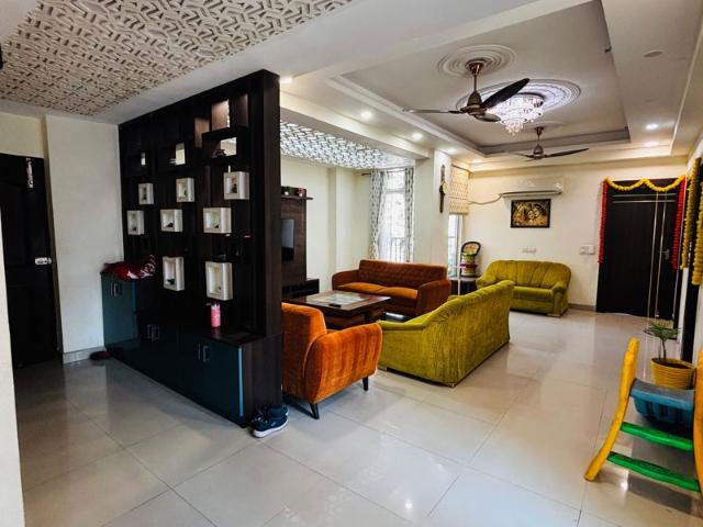 Resale | 3 BHK + 200 Sq.Mt. Villa in Sector 52