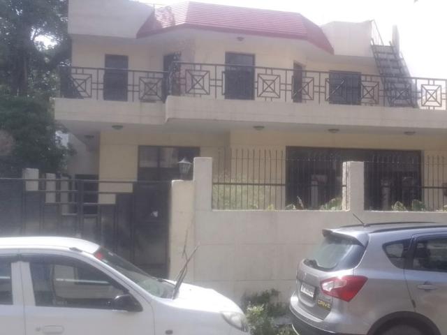 Resale | 3 BHK 218 Sq.Mt. Villa in Sector 19