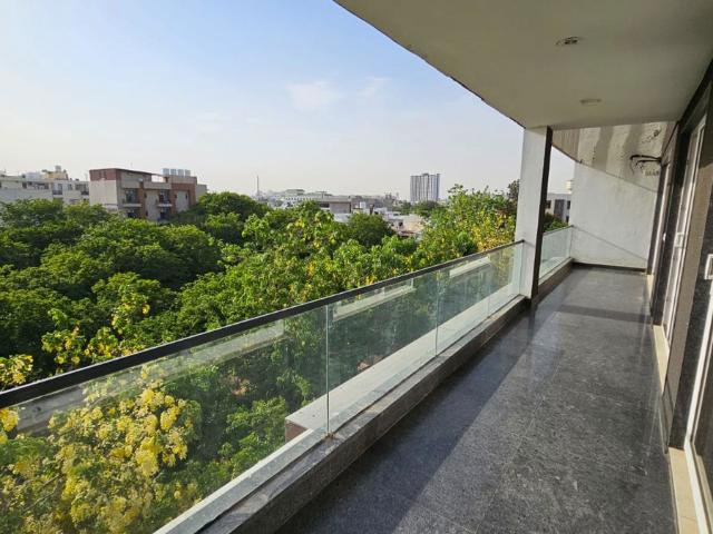 Resale | 3 BHK 2200 Sq.Ft. Apartment in Emaar MGF The Palm Drive Studios
