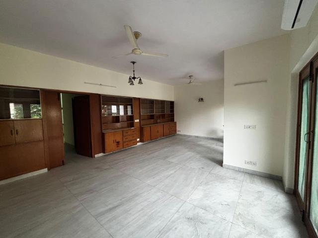 Resale | 3 BHK 220 Sq.Yd. Apartment in Sector 42