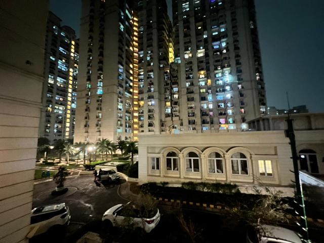 Resale | 3 BHK 2300 Sq.Ft. Apartment in DLF One Midtown