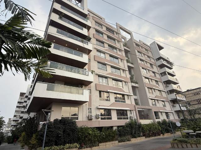 Resale | 3 BHK 2435 Sq.Ft. Apartment in Om Sree Signet