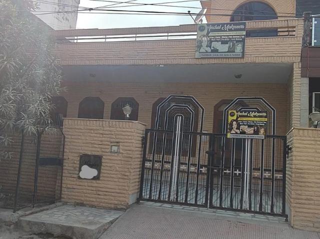 Resale | 3 BHK + 250 Sq.Yd. Independent House in Sector 8