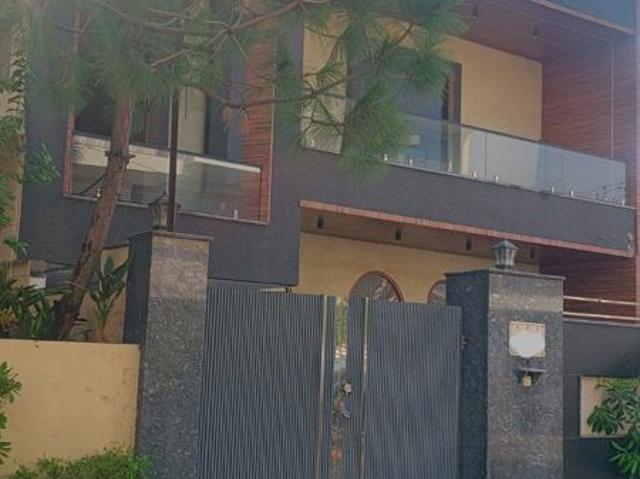 Resale | 3 BHK + 250 Sq.Yd. Independent House in Sector 9