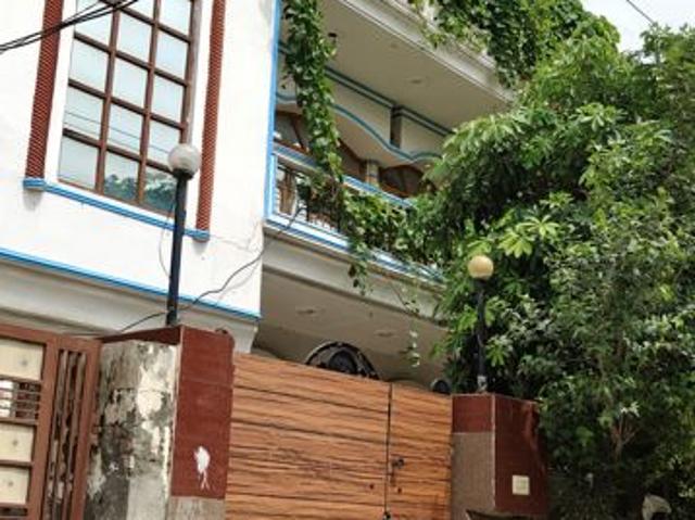 Resale | 3 BHK + 274 Sq.Yd. Independent House in Sector 8
