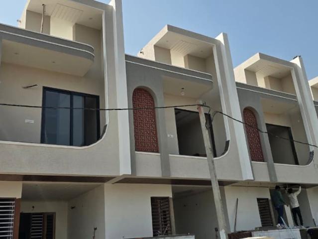 Resale | 3 BHK + 85 Sq.Yd. Villa in Mandau