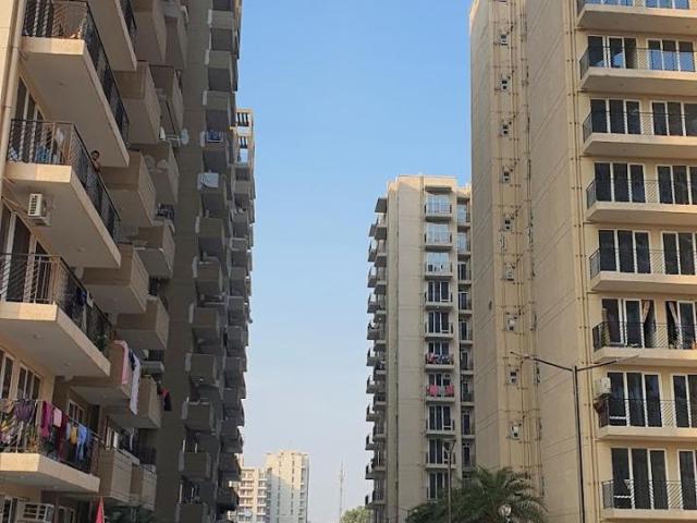 Resale | 3 BHK 900 Sq.Ft. Apartment in Signature Global Grand Iva