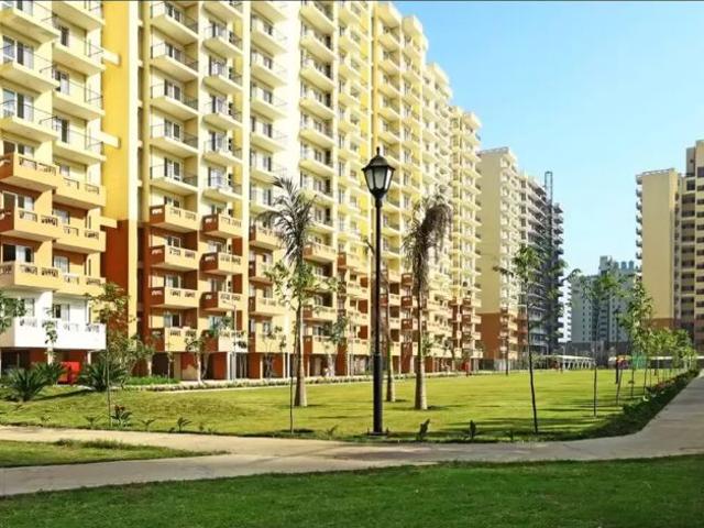 Resale | 3 BHK + Extra Room 900 Sq.Ft. Apartment in Pyramid Altia