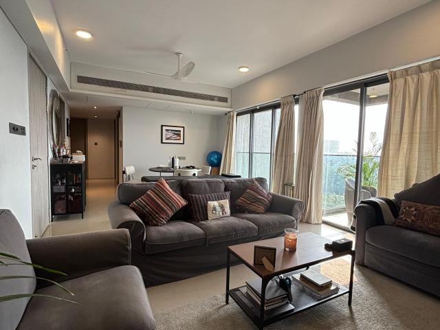 Resale | 3 BHK + Extra Room 1340 Sq.Ft. Apartment in Rustomjee Paramount