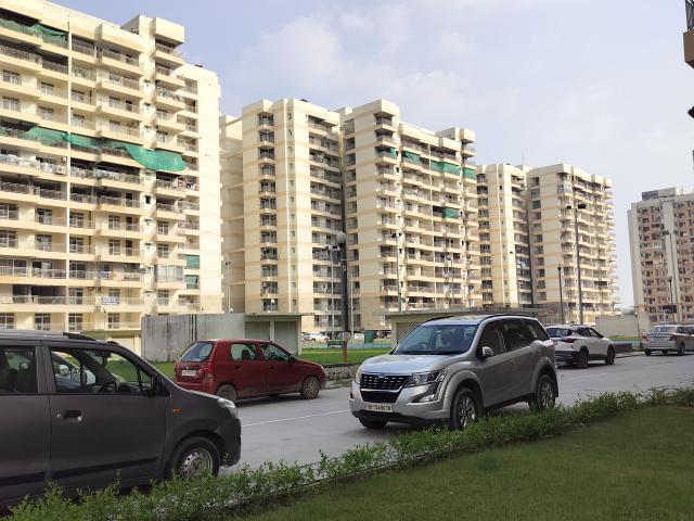 Resale | 3 BHK + Extra Room 1700 Sq.Ft. Apartment in Multi Storey Apartment se