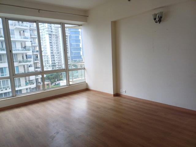 Resale | 3 BHK + Extra Room 1950 Sq.Ft. Apartment in Emaar The Palm Drive The Premier Terraces