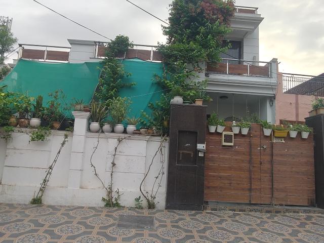 Resale | 3 BHK + Extra Room 200 Sq.Yd. Independent House in Sector 9