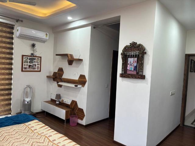 Resale | 3 BHK + Extra Room 2605 Sq.Ft. Apartment in Unitech The Close North