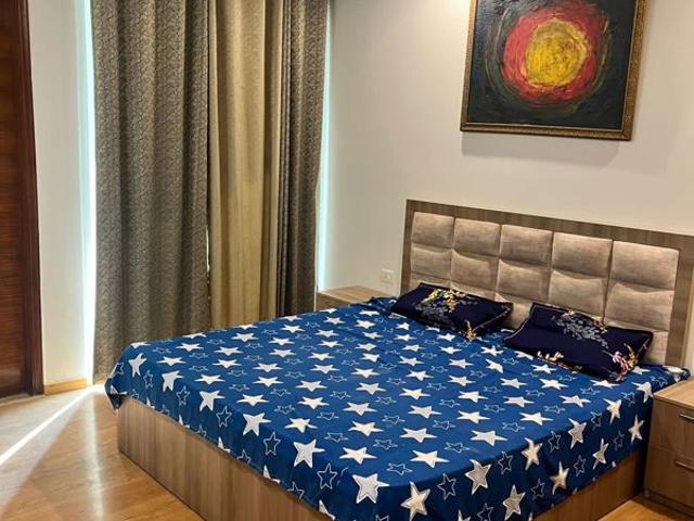 Resale | 3 BHK + Servant Room,Extra Room 2500 Sq.Ft. Apartment in Mahagun Mezzaria