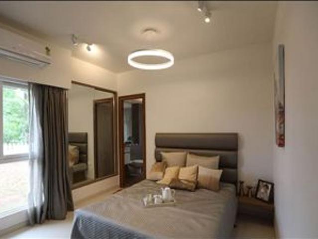 Resale | 3 BHK + Servant Room,Extra Room 2500 Sq.Ft. Apartment in Wadhwa Marina Vista