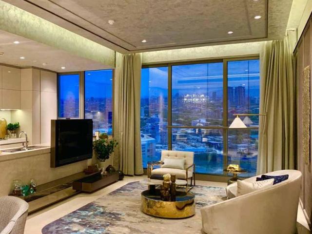 Resale | 3 BHK + Servant Room,Study Room 1560 Sq.Ft. Apartment in Rustomjee Crown