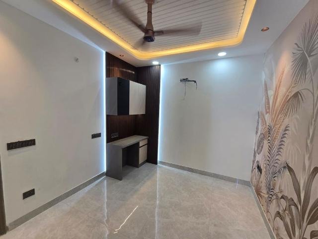 Resale | 3 BHK + Servant Room,Study Room 365 Sq.Yd. Apartment in Sushant Lok I