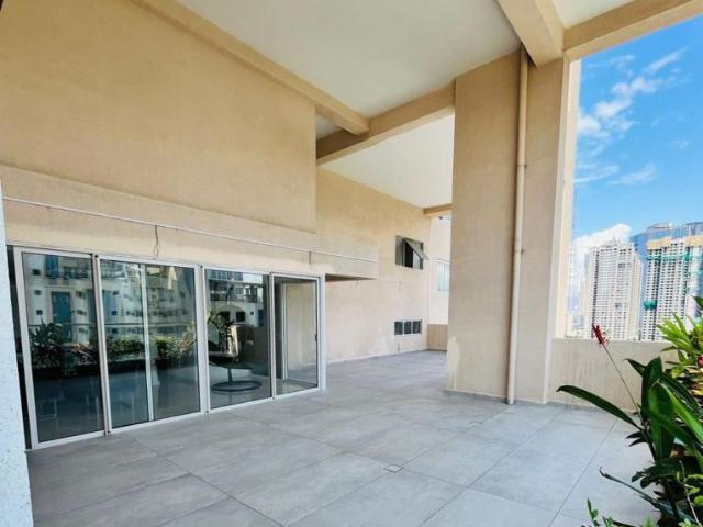 Resale | 3 BHK + Servant Room,Study Room 3670 Sq.Ft. Apartment in Worli