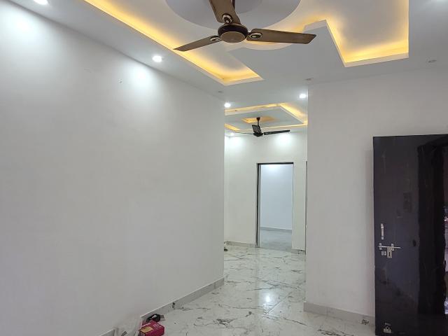 Resale | 3 BHK + Servant Room,Study Room 900 Sq.Ft. Apartment in Dilshad Garden