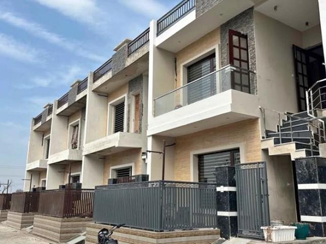 Resale | 3 BHK + Servant Room,Study Room,Extra Room 100 Sq.Yd. Independent House in Sector 125