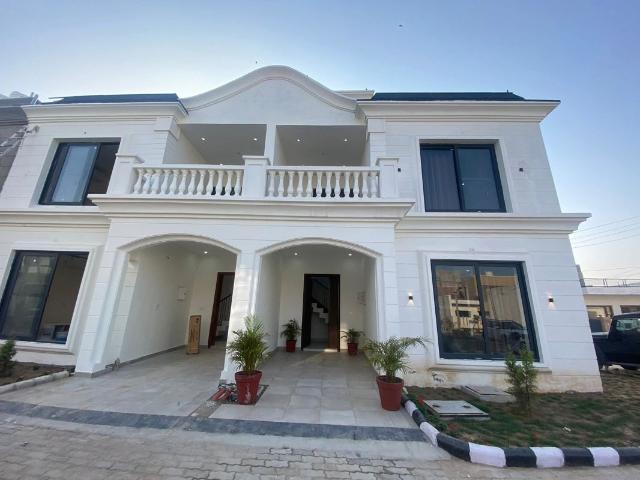 Resale | 3 BHK + Servant Room,Study Room,Extra Room 110 Sq.Yd. Independent House in Sector 115