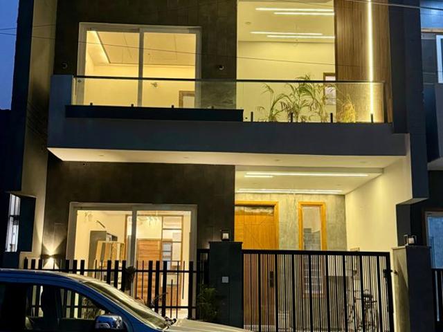 Resale | 3 BHK + Servant Room,Study Room,Extra Room 110 Sq.Yd. Independent House in Sector 124