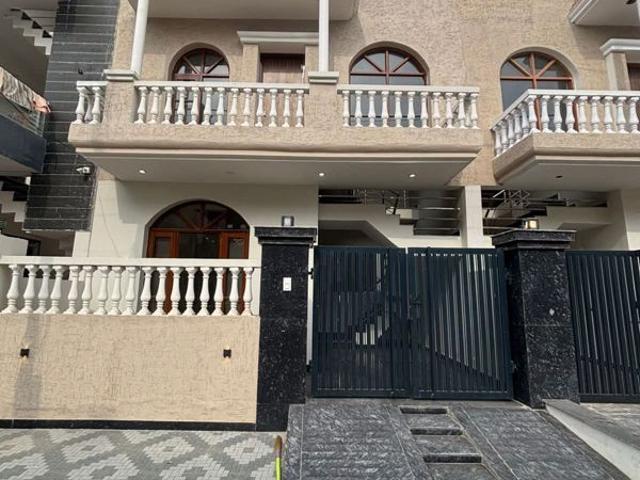 Resale | 3 BHK + Servant Room,Study Room,Extra Room 117 Sq.Yd. Independent House in Sector 127