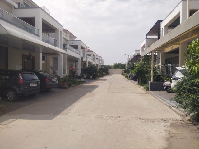 Resale | 3 BHK + Servant Room,Study Room,Extra Room,Basement,Store Room 2485 Sq.Ft. Villa in Sri Mytri Aavasa