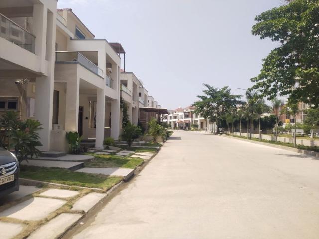 Resale | 3 BHK + Servant Room,Study Room,Extra Room,Basement,Store Room 2784 Sq.Ft. Villa in Sri Mytri Aavasa