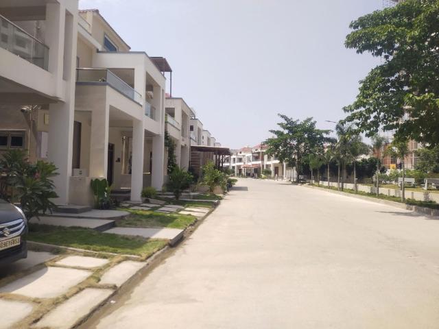 Resale | 3 BHK + Servant Room,Study Room,Extra Room,Basement,Store Room 2384 Sq.Ft. Villa in Sri Mytri Aavasa