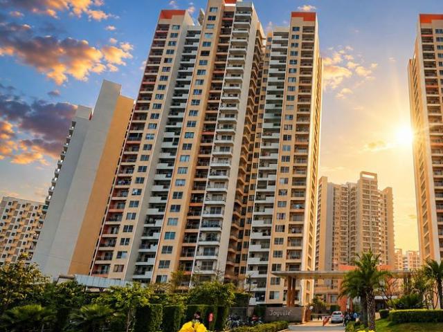 Resale | 3 BHK + Servant Room 1500 Sq.Ft. Apartment in Adani The Marq