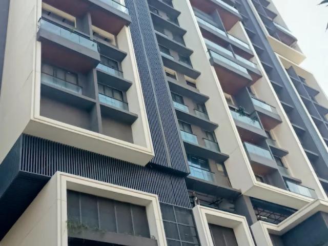 Resale | 3 BHK + Servant Room 1500 Sq.Ft. Apartment in Rustomjee Parishram