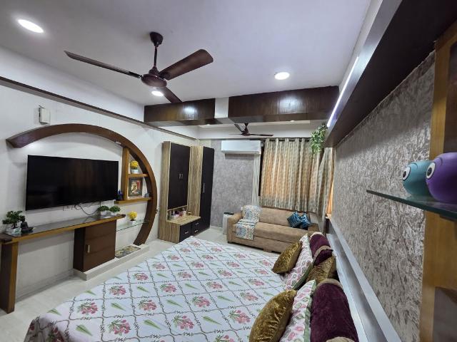Resale | 3 BHK + Servant Room 1500 Sq.Ft. Penthouse in Vasundhara Enclave