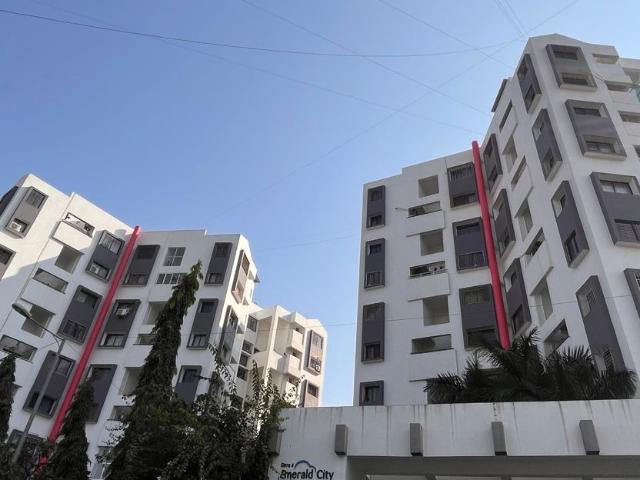 Resale | 3 BHK + Servant Room 1650 Sq.Ft. Apartment in Gera Emerald City