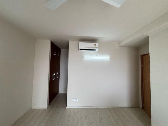 Resale | 3 BHK + Servant Room 1700 Sq.Ft. Apartment in Emaar Emerald Floors Premier