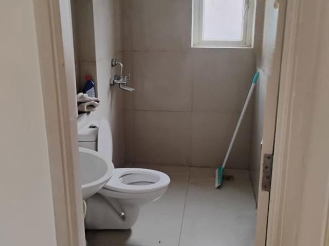 Resale | 3 BHK + Servant Room 1720 Sq.Ft. Apartment in Emaar Palm Gardens