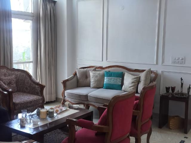Resale | 3 BHK + Servant Room 1750 Sq.Ft. Apartment in Mahagun Maestro
