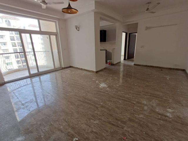 Resale | 3 BHK + Servant Room 1835 Sq.Ft. Apartment in Amrapali Silicon City